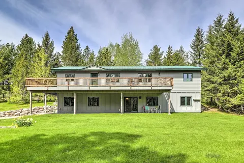 Scenic Forest Lodge Outside Glacier National Park!
