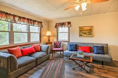 Pet-friendly Branford Apt - 10 Min Walk to Beach!