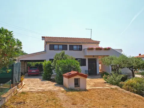 Apartment 895