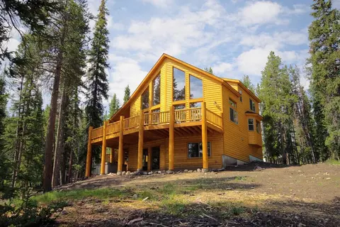 Grand Moose Lodge 3 Bedroom Home by RedAwning