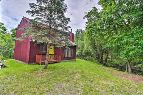 Private Spa, Fire Pit & Deck: Poconos Home!