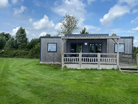 Friesland Chalet Near the Watershore