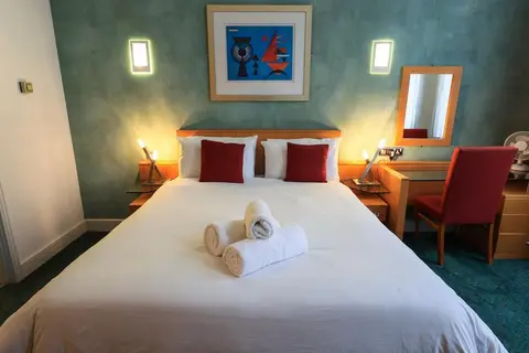 Superb Spacious Central Studio Apartment High Ceiling