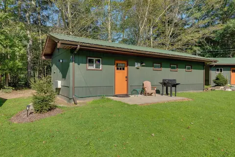 Hillsgrove Creekside Cabin: Close to Hiking