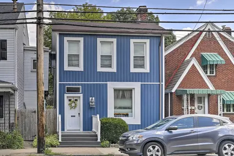 Walk to Walnut St: Pet-friendly Pittsburgh Home!