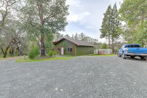 Charming Grants Pass Cottage w/ Patio & Gas Grill!