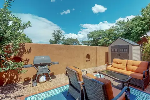 Casa Nona - Pristine Home in the Railyard District, Walk to The Plaza
