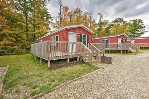 Cozy Cabin: Community Pool & Lakefront Beach!