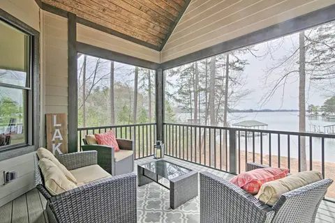 Lake Keowee Home With Balcony & Boat Dock!