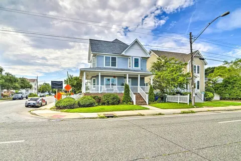 Inviting Norfolk Family Retreat: 1 Block to Beach!