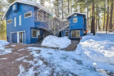Mtn-view Cabin w/ Game Room & Deck in Flagstaff