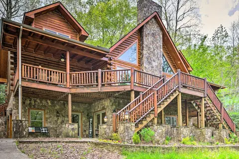 Hike, Fish & Golf: Burnsville Retreat w/ Deck!