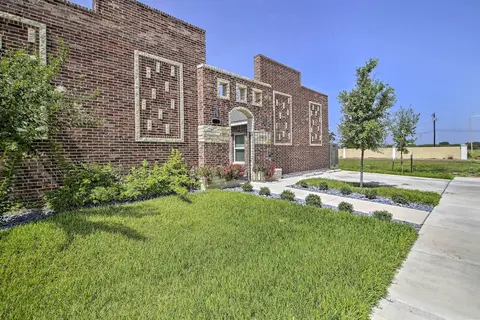 Private Patio: Edinburg Couple's Retreat!
