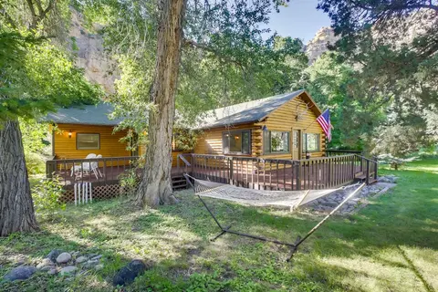 Creekside Ten Sleep Vacation Rental + Deck & Grill