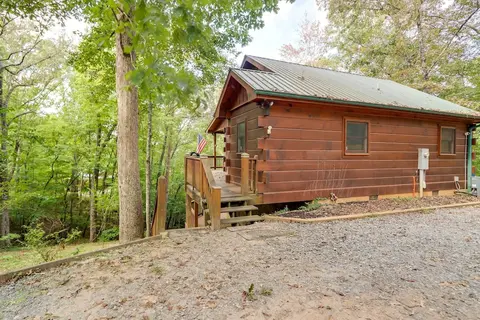 On Fightingtown Creek: Forested Mccaysville Cabin!