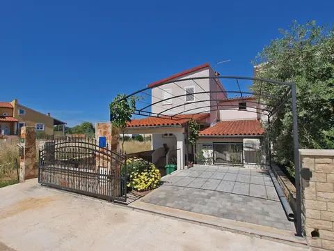 Apartment 958
