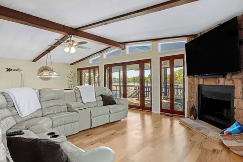 Beautiful and Relaxing Lakefront Getaway