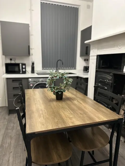 5-bed Apartment in Altrincham Near Airport