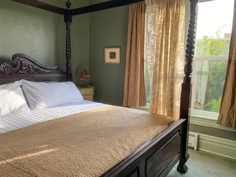 Upstairs at Thevictorian - Lush Walkable and Dog-friendly Retreat - Steps From Downtown Bellingham