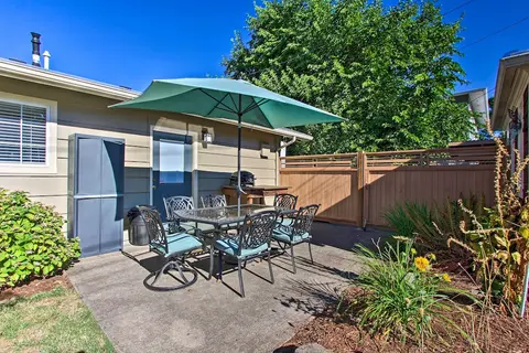 Eugene Retreat: Large Yard + Central Location