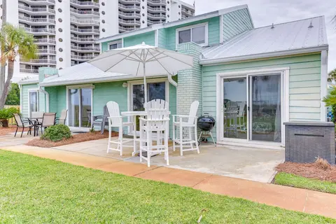 Vibrant Family Condo: 100 Feet to Private Beach!