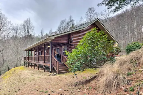Peaceful Smoky Mountain Cabin w/ Deck & Fire Pit!