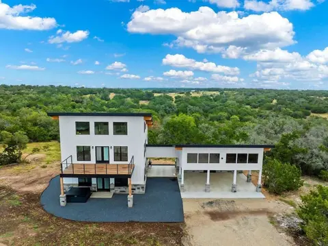 Hill Country Escape W/views Plus, Hot-tub and Pet Friendly!