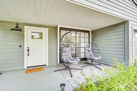 BBQ Ready Retreat w/ Pool Access in Palm Harbor