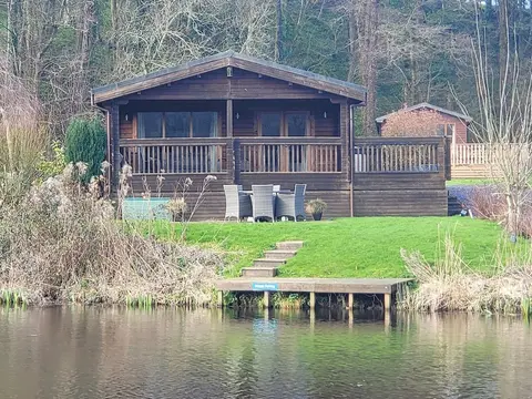Immaculate 2-bed Lodge Next To Lake