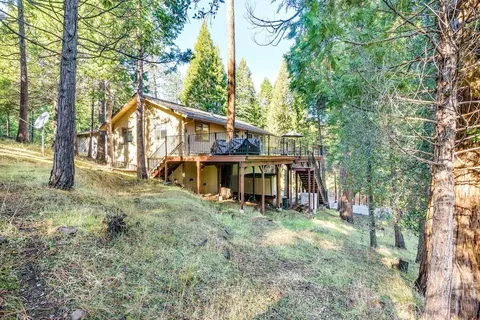 The Treetops - Beautiful Mountain Views Abound When You Stay at The Treetops by Yosemite Region Resorts