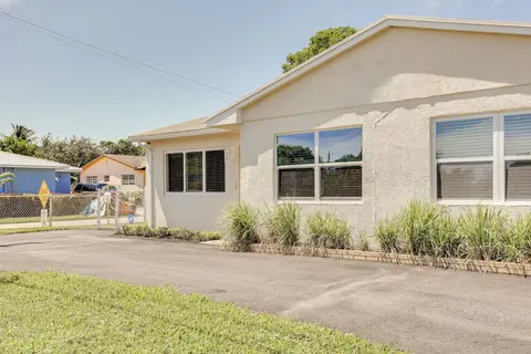 West Palm Beach Vacation Rental ~ 2 Mi to Beach!