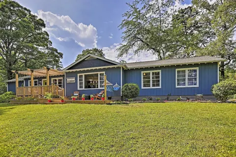 Family-friendly Escape ~ 6 Mi to City Center!