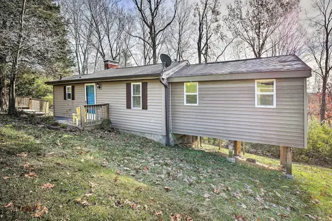 Sunny Hill Cottage Dry Ridge Escape w/ Deck!