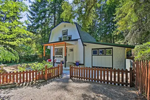 Quaint Lake Cushman Cottage w/ Private Access!