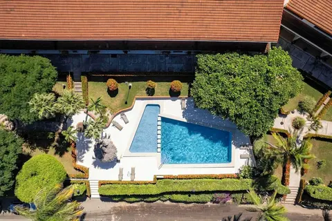 Stylish 2-Bedroom Beach Condo with Ocean-View Deck, Lush Pool Area & 2-Minute Walk to Flamingo Beach