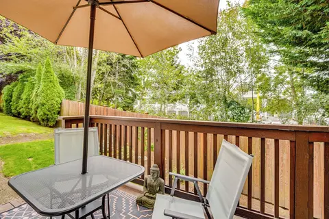 6 Mi to Lake Washington: Sleek Townhome w/ Deck!