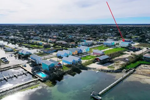6bdr Bay Haven w/ Shared Waterfront Pool + Boat Dock Keeper Trout by Avantstay