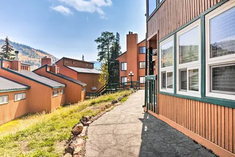 Cozy Studio w/ Fireplace ~ 1 Mi to Ski Resort