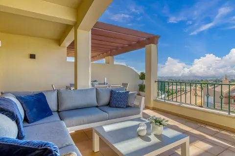 7 Boa Nova Immaculately Presented TWO Storey TOW