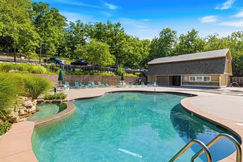 Studio Room w/ Pools, Private Deck -close to Water