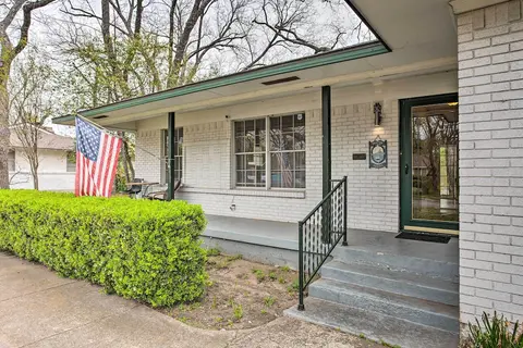 8 Mi to Lake Ray Hubbard: Creekside Garland Home