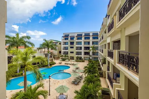 1BR 2BA Corner Condo on Top Floor w Amazing Views