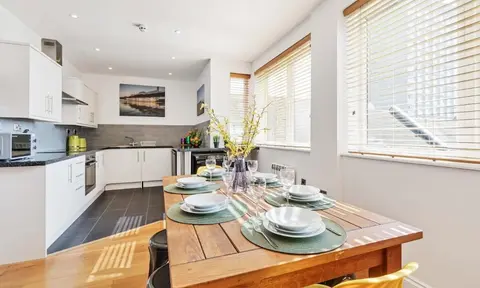 Seaview Heights - two Bedroom two Bathroom Loft Style Apartment Direct Distant sea Views - Fast Wifi