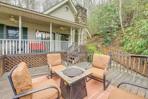 Mtn-view Home w/ Deck, Fire Pit & BBQ in Almond