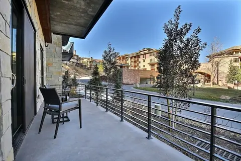 Modern Ski-in/out 2 BR in Canyons Village by RedAwning
