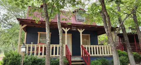 Mendelbaum Winery Guest Cabins