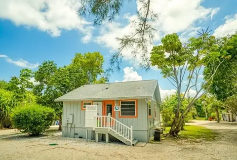 Baywatch Cabin 2 Bedroom Home by RedAwning