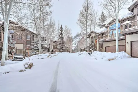 House w/ Hot Tub & AC - Shuttle to Skiing!