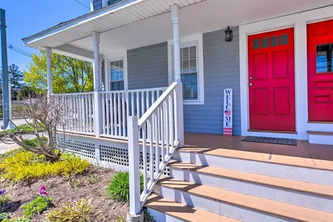 Mystic Refuge w/ Patio < 1 Mi to Downtown!