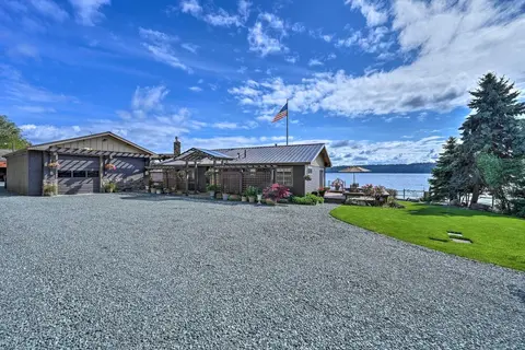 Similk Bay Retreat With Deck, Fire Pit + Hot Tub!